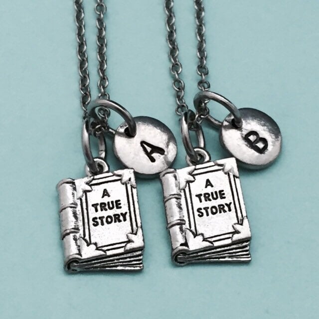 Bester Freund Halskette, Eine Wahre Geschichte Halskette Buch, Bff Schwester, Freundschaft, Personalisierte Initial, Monogramm von Toodaughters