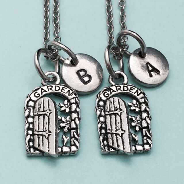 Bester Freund-Halskette, Gartentür Halskette, Gartenarbeit Bff Schwester, Freundschaft Schmuck, Personalisierte, Initial, Monogramm von Toodaughters