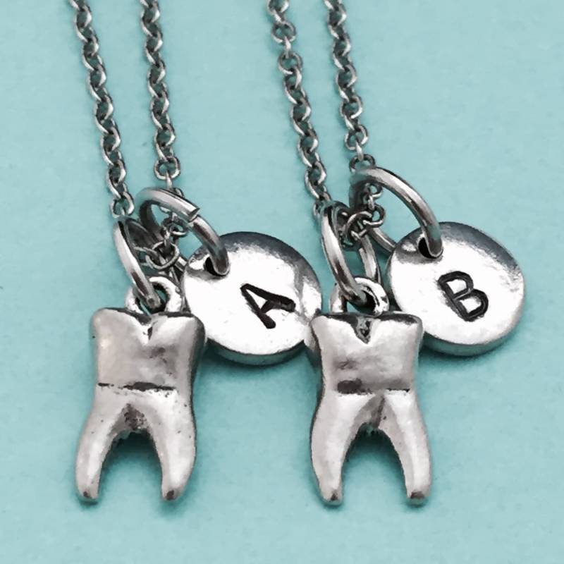 Bester Freund Halskette, Halskette Zahn, Zähne Bff Schwester, Freundschaft Schmuck, Personalisierte Initial, Monogramm von Toodaughters