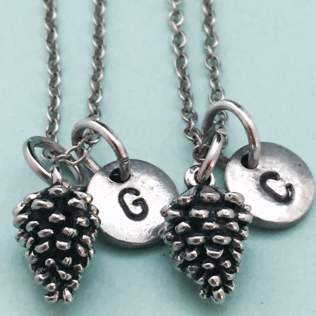 Bester Freund Halskette, Kiefer Kegel Halskette Natur, Bff Schwester, Freundschaft Schmuck, Personalisierte, Initial, Monogramm von Toodaughters