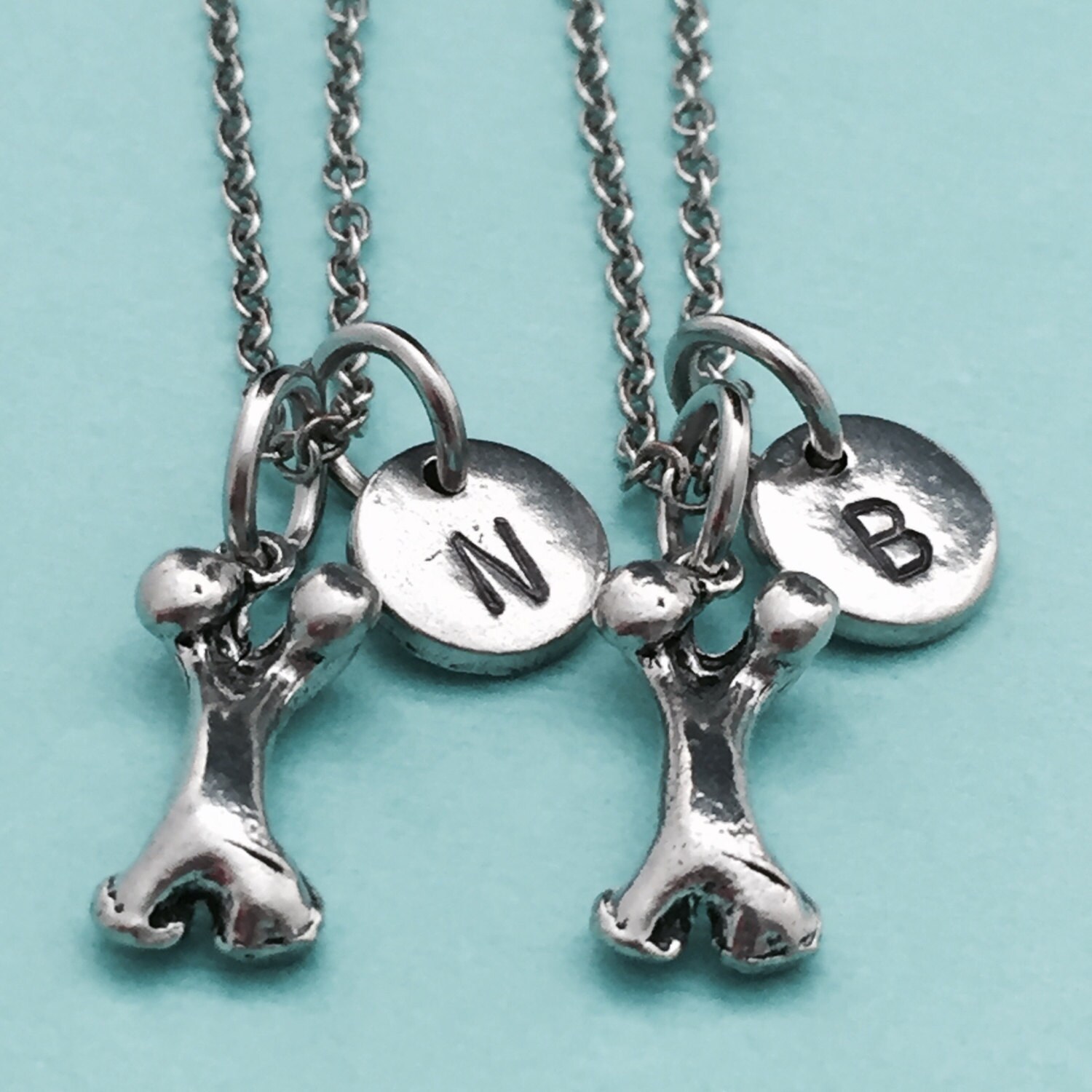 Bester Freund-Halskette, Knochen Halskette, Hund Bff Schwester, Freundschaft Schmuck, Personalisierte, Initial, Monogramm von Toodaughters