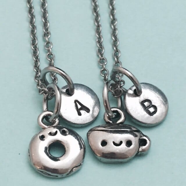 Bester Freund Halskette, Krapfen Und Kaffee Halskette Essen, Bff Nnecklace, Schwester, Freundschaft, Personalisierte, Initial, Monogramm von Toodaughters