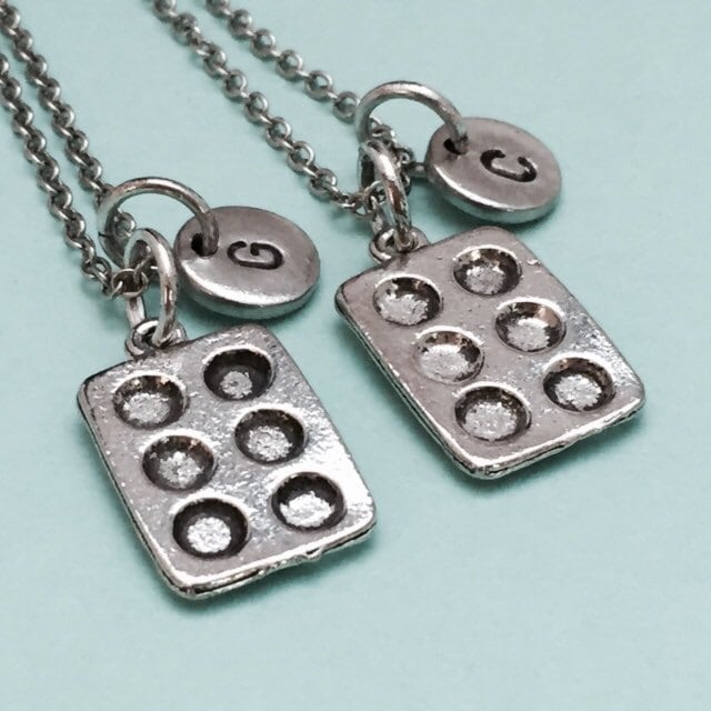 Bester Freund-Halskette, Muffin Pan Collier, Cupcake Pfanne Halskette, Bff Freundschaft Schmuck, Schwester, Freunde, Personalisierte Halskette von Toodaughters