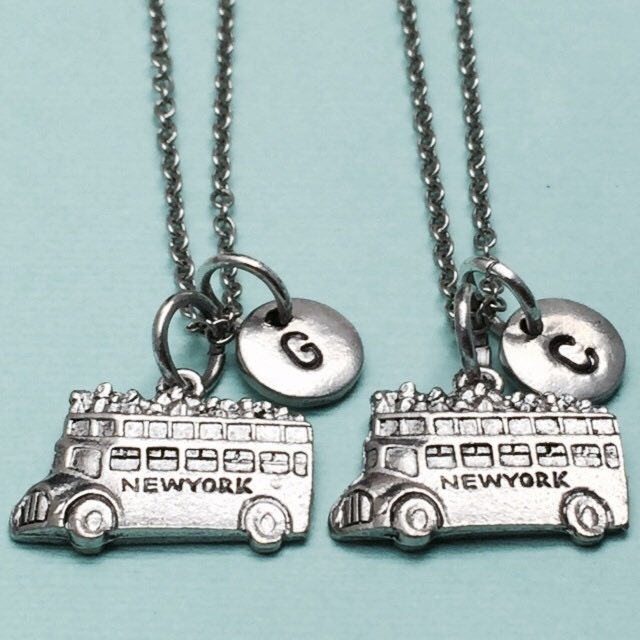 Bester Freund-Halskette, New-York-City-Tour-Bus, Bus-Halskette, Bff Halskette, Schwester, Freundschaft, Personalisierte Initial, Monogramm von Toodaughters