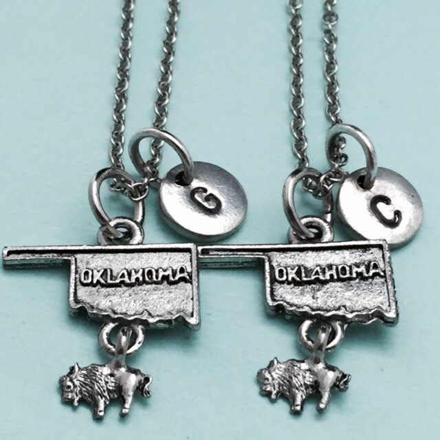 Bester Freund Halskette, Oklahoma Halskette Zustand, Bff Schwester, Freundschaft Schmuck, Personalisierte, Initial, Monogramm von Toodaughters
