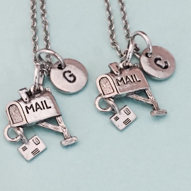 Bester Freund-Halskette, Postfach Charm Halskette, Bff Freundschaft Schmuck, Schwester, Freunde, Personalisierte Anfängliche von Toodaughters