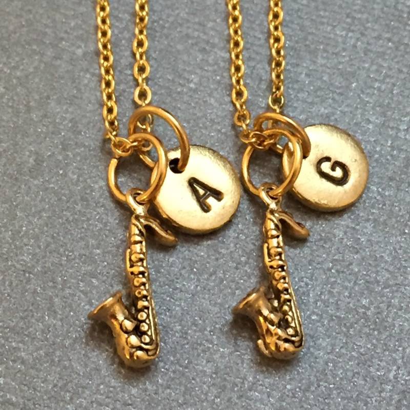 Bester Freund Halskette, Saxophon-Collier, Halskette Musikinstrument, Bff Schwester, Freundschaft, Personalisierte, Initial, Monogramm von Toodaughters