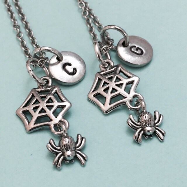 Bester Freund Halskette, Spider Und Web-Collier, Halskette Halloween, Bff Schwester, Freundschaft Schmuck, Personalisieren, Paraphieren, Monogram von Toodaughters