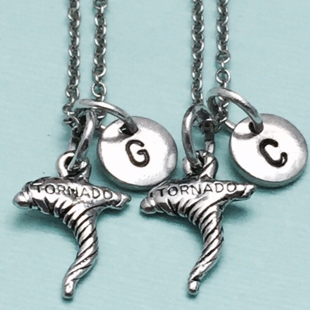 Bester Freund Halskette, Tornado-Collier, Halskette Katastrophe, Bff Schwester, Freundschaft Schmuck, Personalisierte, Initial, Monogramm von Toodaughters