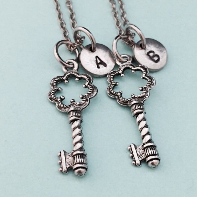 Bester Freund-Halskette, Wichtige Halskette, Skelettschlüssel Bff Schwester, Freundschaft Schmuck, Personalisierte, Initial, Monogramm von Toodaughters