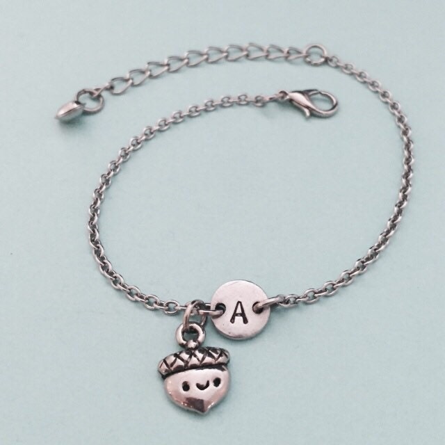Bettelarmband Eichel, Eichel Charme, Verstellbare Armband, Natur, Personalisiertes Anfängliche Monogramm von Toodaughters