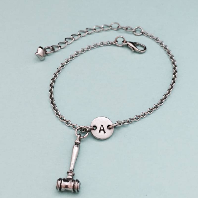 Bettelarmband Hammer, Hammer Charme, Verstellbare Richter, Personalisierte Armband, Erste Monogramm von Toodaughters