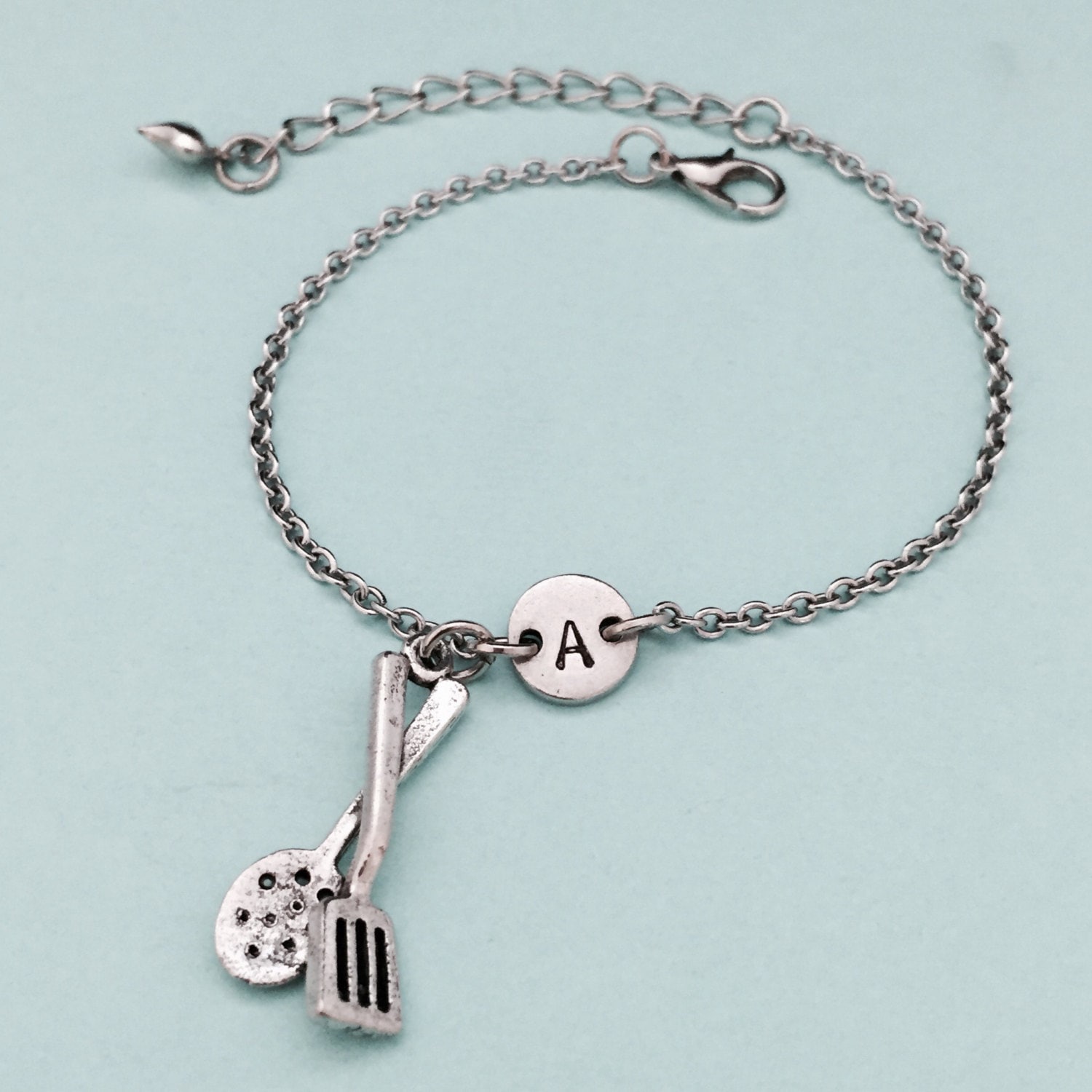 Bettelarmband Löffel Und Spatel, Spatel Charme, Verstellbare Armband, Kochen, Personalisierte Erste Monogramm von Toodaughters