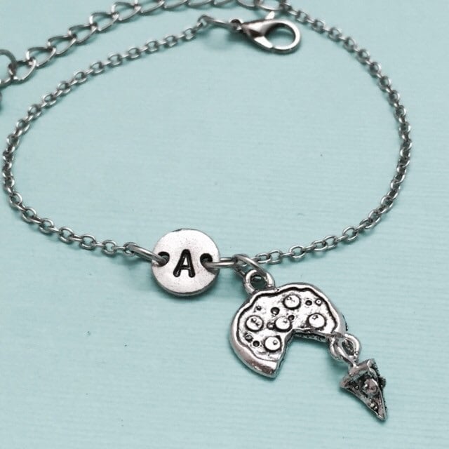 Bettelarmband Pizza, Pizza Charme, Verstellbare Armband, Essen, Personalisiertes Anfängliche Monogramm von Toodaughters