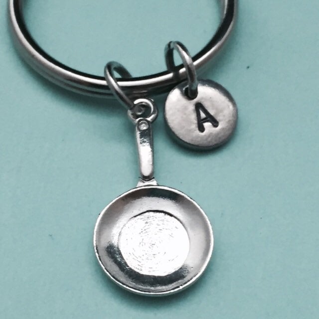 Bratpfanne Keychain, Braten Pfanne Charme, Schlüsselbund, Personalisierte Schlüsselanhänger, Anfängliche Ursprünglichen Angepasst, Monogramm von Toodaughters