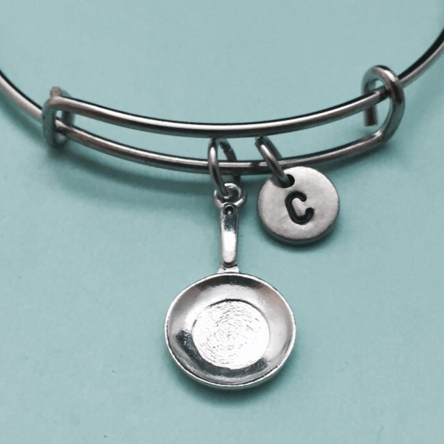 Bratpfanne Pfanne Armreif, Bettelarmband, Erweiterbare Charm Armband, Personalisiertes Anfängliche Monogram von Toodaughters