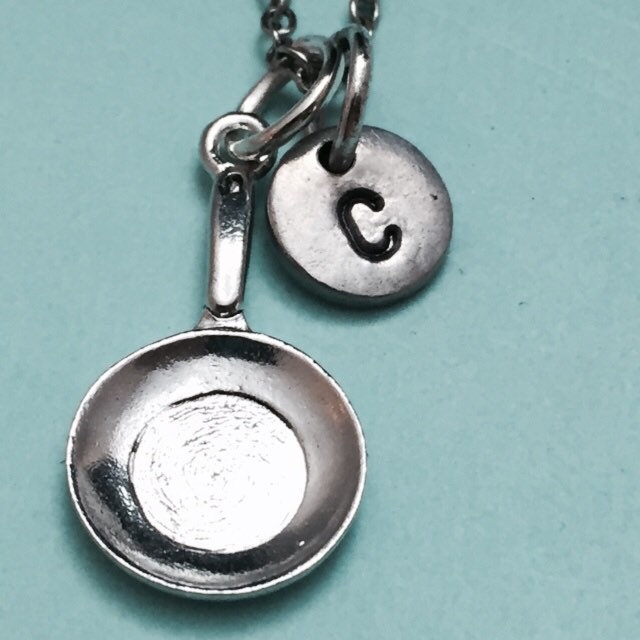 Bratpfanne Pfanne Halskette, Charme, Personalisierte Collier, Anfängliche Ursprünglichen Monogram von Toodaughters