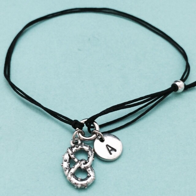 Brezel Schnur Armband, Bettelarmband Brezel, Verstellbare Bettelarmband, Personalisierte Erste Monogramm von Toodaughters