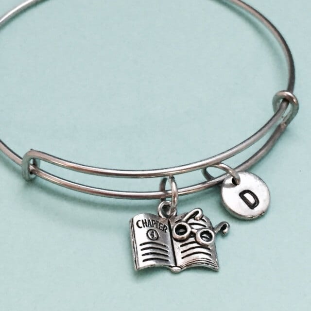 Buch-Armreif, Buch Bettelarmband, Lesebuch, Erweiterbare Bangle, Personalisierte Armband, Charm Armreif, Monogramm, Erste Armband von Toodaughters