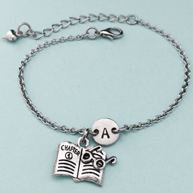 Buchen Sie Bettelarmband, Buch Charme, Verstellbare Armband, Lesung, Personalisiertes Anfängliche Monogramm von Toodaughters