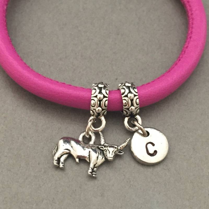 Bull-Leder-Armband, Bull Charm Armband, Leder Personalisierte Erste Monogramm von Toodaughters