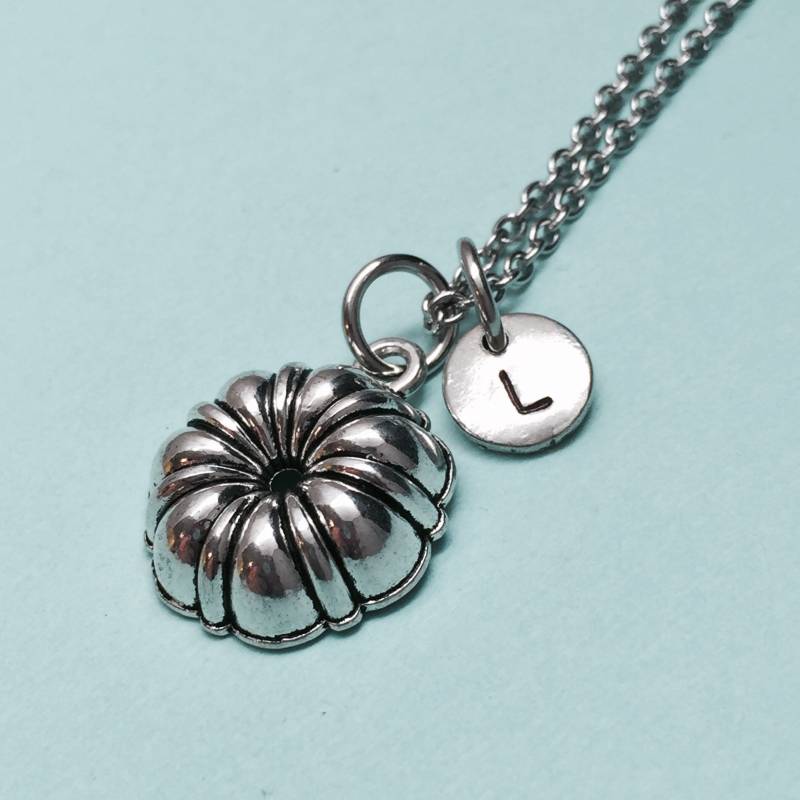 Bunt-Kuchen-Pfanne-Halskette, Bunt Kuchenform Charme, Essen, Personalisierte Halskette, Initial Ursprünglichen Monogramm von Toodaughters