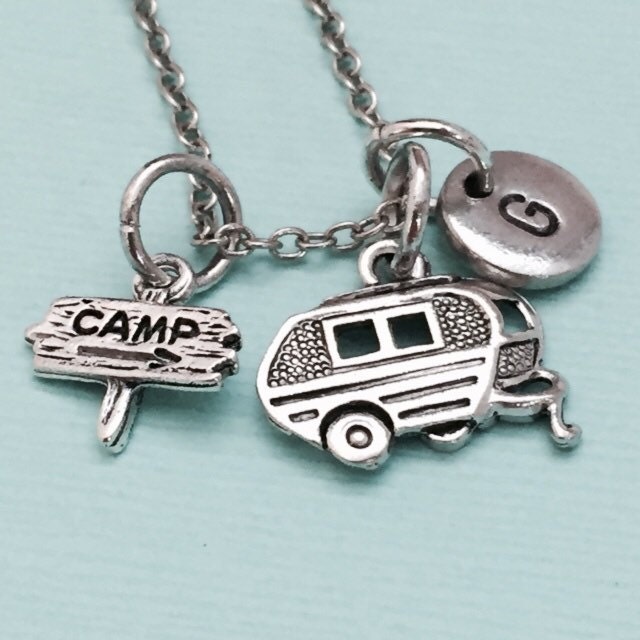 Camping Camping Thema Halskette, Personalisierte Anfängliche Ursprünglichen Charme, Monogram Halskette von Toodaughters