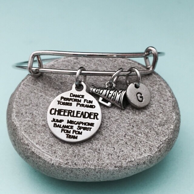 Cheerleader-Armreif, Cheerleader Bettelarmband, Erweiterbare Armreif, Charm Personalisierte Armband, Erste Monogramm von Toodaughters
