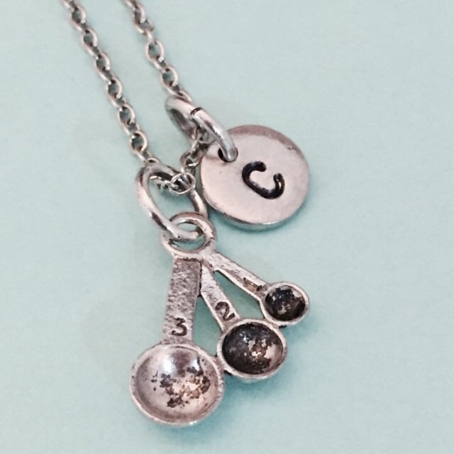 Collier, Erste Kette, Monogramm Personalisierte Messung Löffel Halskette, Mess-Löffel-Charme, Backen, Kochen von Toodaughters
