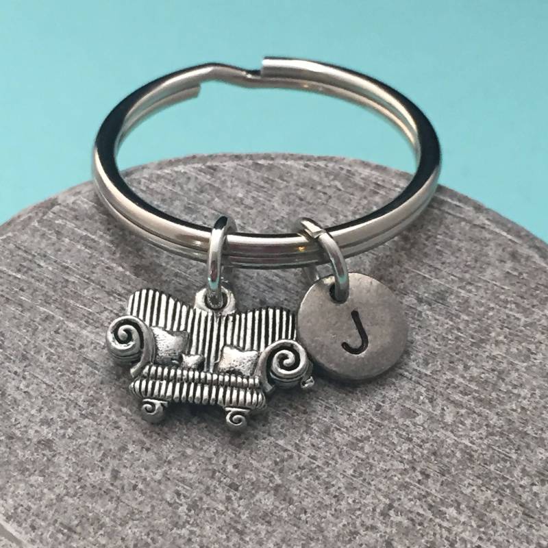 Couch Schlüsselanhänger, Charm, Sofa Schlüsselbund, Personalisierter Initial Monogramm von Toodaughters