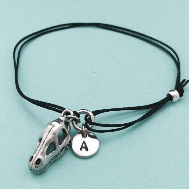 Dinosaurier Schädel Schnur Armband, Bettelarmband Schädel, Verstellbare Bettelarmband, Personalisierte Initial, Monogramm von Toodaughters