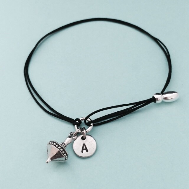 Dreidel Schnur Armband, Bettelarmband Dreidel, Verstellbare Bettelarmband, Personalisierte Initial, Monogramm von Toodaughters