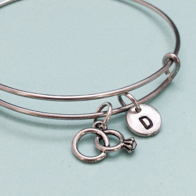 Ehering-Armreif, Ehering Armband, Ring-Charme, Personalisiertes Armband Erweiterbar Bangle, Charm Initial, Monogramm von Toodaughters