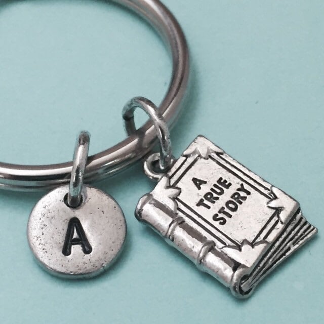 Eine Wahre Geschichte-Schlüsselanhänger, Eine Geschichte Charme, Buch Schlüsselanhänger, Personalisierte Erste Angepasst, Monogramm Eine Wahre Geschichte-Schlüsselanhänger, Eine Geschichte Charme, Buch Schlüsselanhänger, Personalisierte Erste Angepasst, Monogramm von Toodaughters