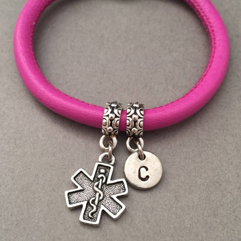 Ems-Leder-Armband, Bettelarmband Ems, Leder Armreif, Personalisierte Armband, Erste Monogramm von Toodaughters