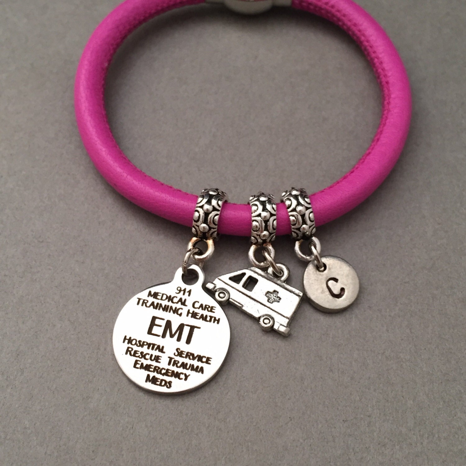 Emt-Leder-Armband, Bettelarmband Emt, Leder Armreif, Personalisierte Armband, Erste Monogramm von Toodaughters