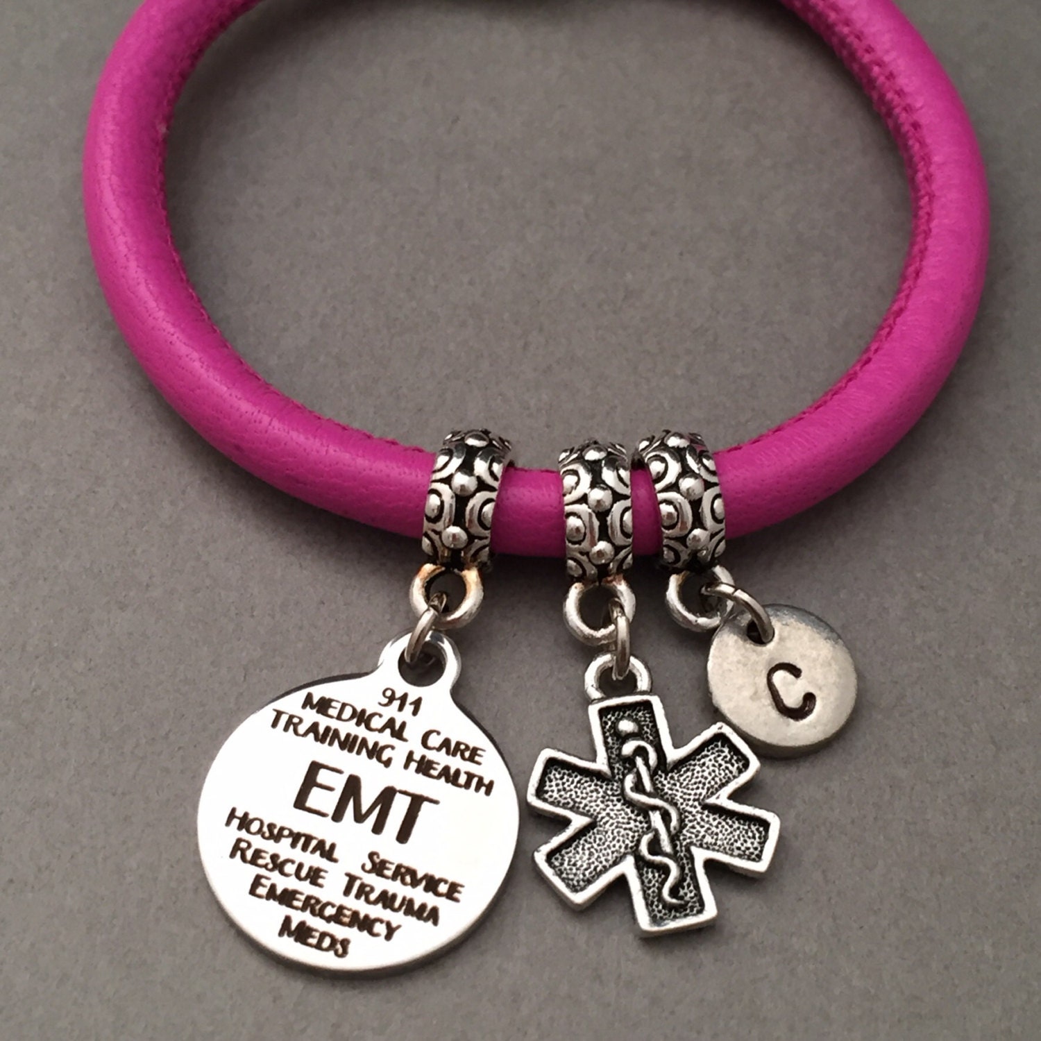 Emt-Leder-Armband, Bettelarmband Emt, Leder Armreif, Personalisierte Armband, Erste Monogramm von Toodaughters