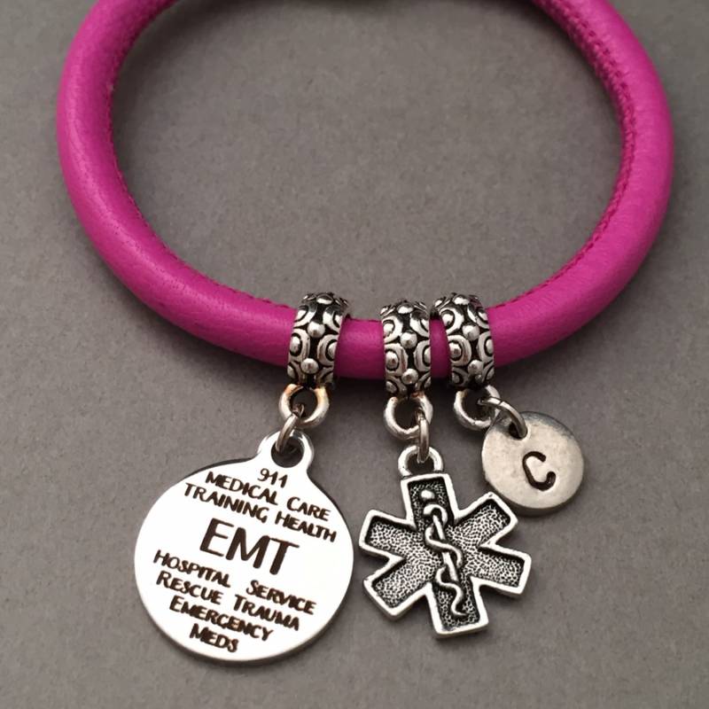 Emt-Leder-Armband, Bettelarmband Emt, Leder Armreif, Personalisierte Armband, Erste Monogramm von Toodaughters