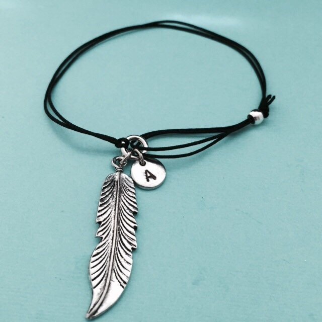 Feder Schnur Armband, Bettelarmband Feder, Verstellbare Bettelarmband, Personalisierte Initial, Monogramm von Toodaughters