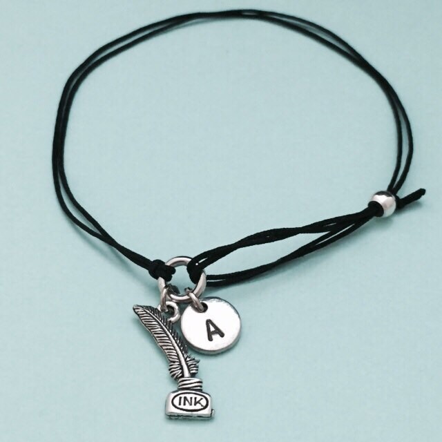 Feder Schnur Armband, Bettelarmband Stift, Verstellbare Bettelarmband, Personalisierte Initial, Monogramm von Toodaughters