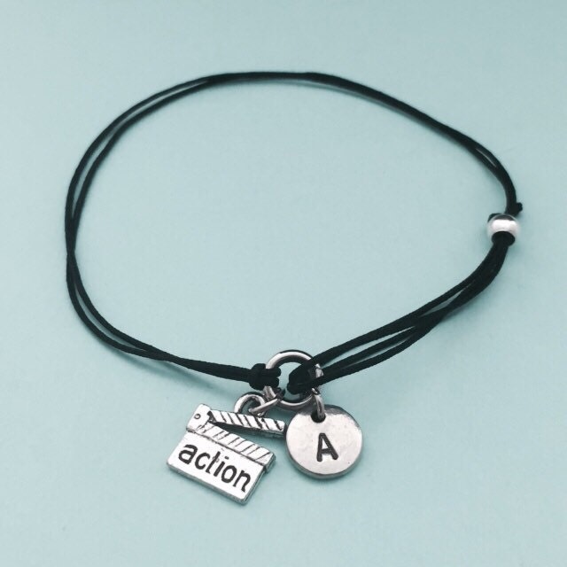 Filmklappe Schnur Armband, Bettelarmband Klappe, Verstellbare Bettelarmband, Personalisierte Initial, Monogramm von Toodaughters