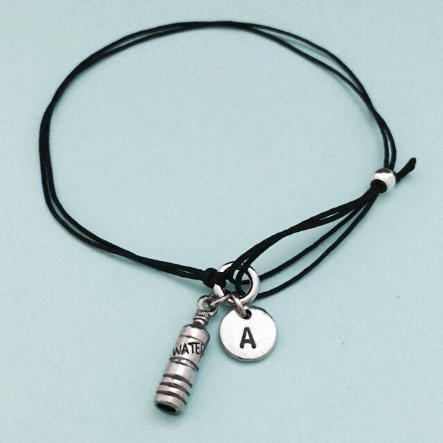 Flasche Wasser Schnur Armband, Bettelarmband Wasserflasche, Verstellbare Bettelarmband, Personalisierte Initial, Monogramm von Toodaughters