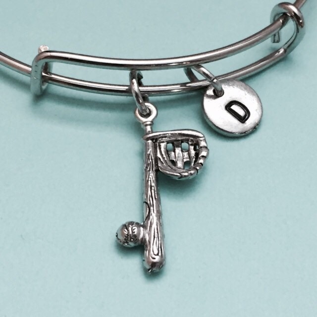 Fledermaus-Ball Und Handschuh-Armreif, Handschuh Bettelarmband Charm Armreif, Personalisiertes Armband, Initial, Monogramm, Erweiterbar Armreif von Toodaughters