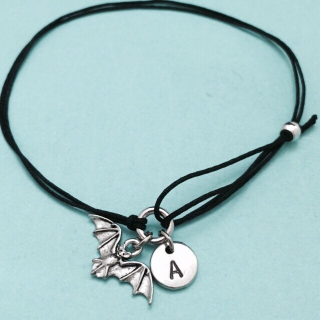 Fledermaus Schnur Armband, Bettelarmband Fledermaus, Verstellbare Bettelarmband, Personalisierte Erste Monogramm von Toodaughters