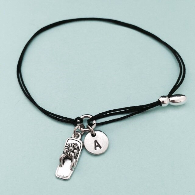 Flip Flop Schnur Armband, Flip Flop Bettelarmband, Verstellbare Personalisierte Initial, Monogramm von Toodaughters