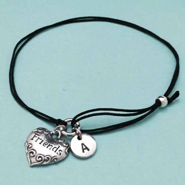Freunde Schnur Armband, Bettelarmband Freunde, Verstellbare Bettelarmband, Personalisierte Erste Monogramm von Toodaughters