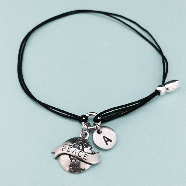 Frieden Auf Erden Schnur Armband, Bettelarmband, Verstellbare Personalisierte Initial, Monogramm von Toodaughters