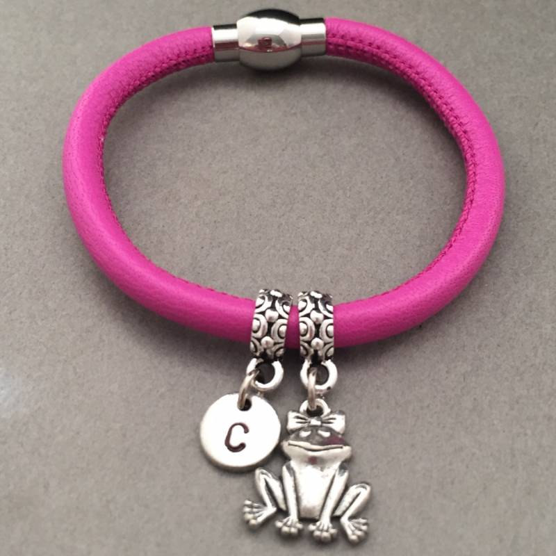 Frosch-Leder-Armband, Frosch Charm Armband, Leder Personalisierte Erste Monogramm von Toodaughters