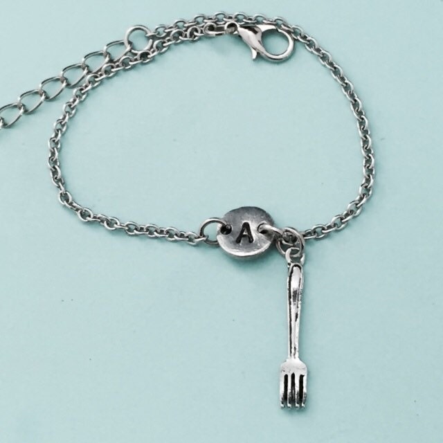 Gabel-Bettelarmband, Gabel Charme, Verstellbare Armband, Utensil, Personalisierte Erste Monogramm von Toodaughters