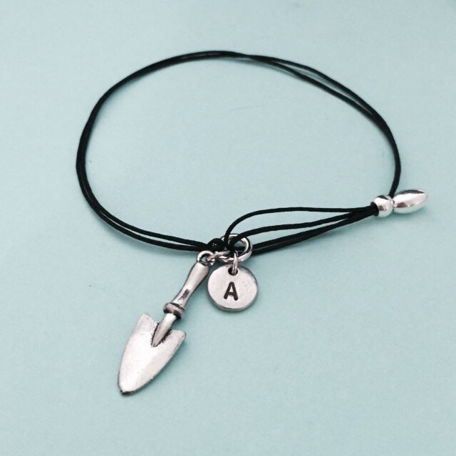 Garten Schaufel Schnur Armband, Charm Verstellbare Personalisierte Initial, Monogramm von Toodaughters